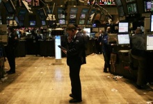 A lone trader works on the floor of the New York Stock Exchange just before the close of the final trading session of 2009 December 31, 2009. REUTERS/Mike Segar 